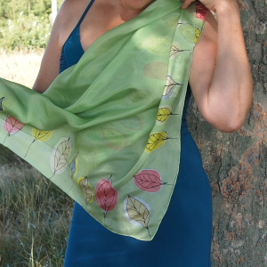 Hedvábný šátek - Světle zelený s listím 90x90