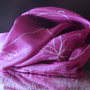Hedvábí - šátek - Fialový s kresbou